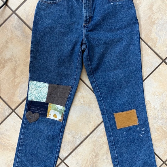 Patched Ladies Levis Relaxed high waist jeans. - Picture 9 of 11